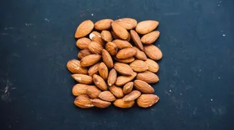 فوائد اللوز الأبيض