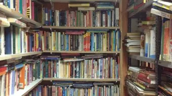 سطو على مكتبة