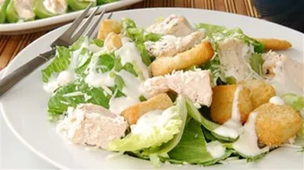 طريقة ومكونات سلطة السيزر