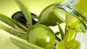 هل زيت الزيتون يبيض الوجه