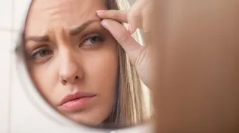 أسباب تساقط الحواجب