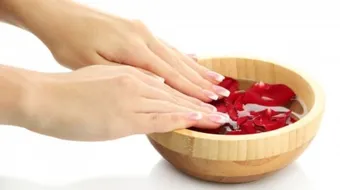 أسباب بياض الأظافر