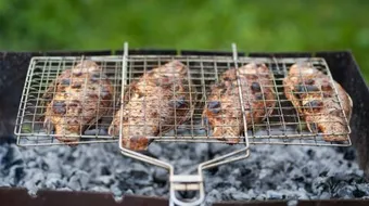 طريقة شوي السمك على الفحم