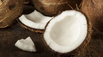 طريقة فتح جوز الهند