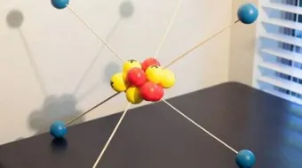 صف أهم مكونات الذرة