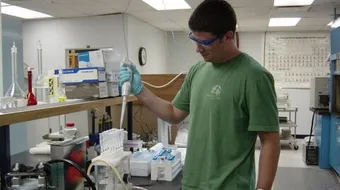 صف ما يحدث لجزيئات الغاز عند تسخينه