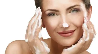 تنظيف بشرة الوجه