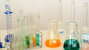 العوامل المؤثرة على سرعة التفاعل الكيميائي