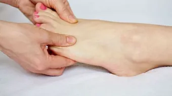 طريقة تدليك القدمين