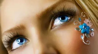الحصول على العيون الزرقاء أصبح أمرا سهلا