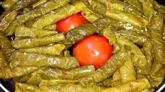 طريقة ورق العنب بالصلصة الحمراء