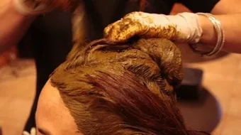 طرق تلوين الشعر بالحناء