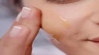 إزالة شعر الوجه بالعسل