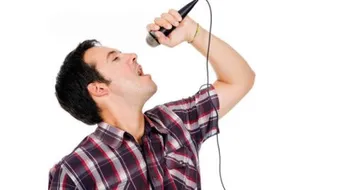 كيف أحسن صوتي في الغناء