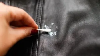 كيف أنظف العلك عن الملابس