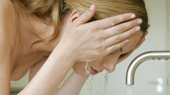 كيف أنظف بشرتي