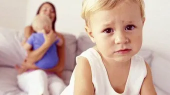 كيف أتعامل مع طفلي الغيور