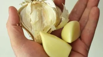 كيف أقضي على رائحة الثوم في الشعر