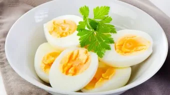 كيف أحضر بيضاً مسلوقاً