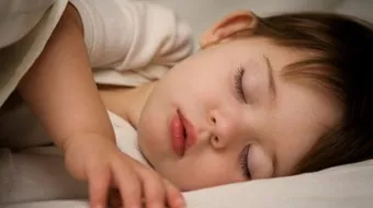 كيف أجعل طفلي ينام ليلاً