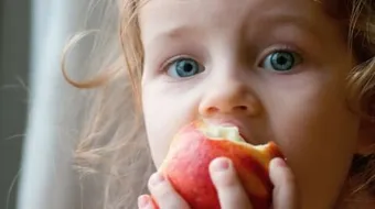 كيف أعود طفلي على الأكل