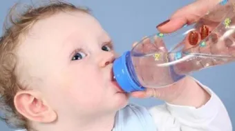 كيف أجعل طفلي يشرب الماء