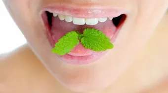 كيف أتخلص من رائحة الفم الكريهة في الصباح