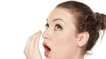 كيف أتخلص من رائحة الفم الكريهة بطرق طبيعية