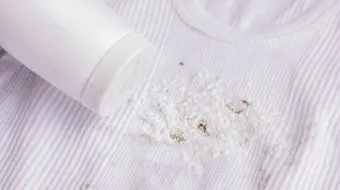 كيف أتخلص من بقع الزيت على الملابس