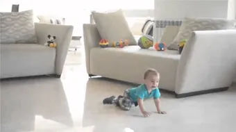 كيف أساعد طفلي على المشي