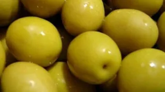 كيف أحافظ على لون الزيتون الأخضر