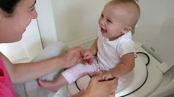 كيف أعلم ابنتي دخول الحمام