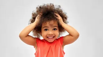 كيف أجعل شعر طفلي كثيفاً