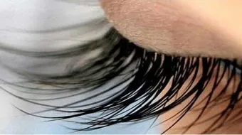 كيف أجعل رموشي كثيفة وطويلة