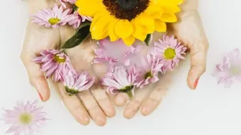 كيف أجعل يدي بيضاء وناعمة