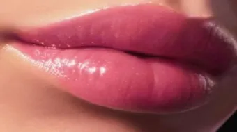 كيف أجعل شفاهي وردية طبيعياً