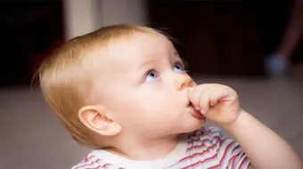 كيف أمنع طفلي من وضع أصبعه في فمه