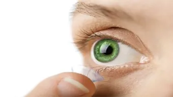 كيف أضع العدسات