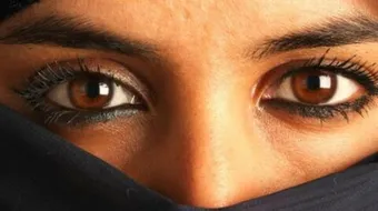 كيف أزيل الكحل من عيني