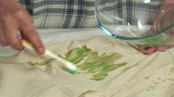 كيف أزيل الغراء عن الملابس