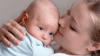 كيف أعود طفلي على الرضاعة