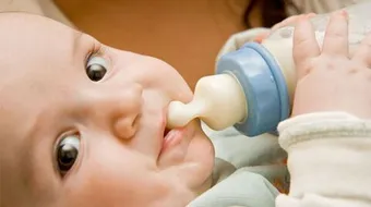 كيف أعود طفلي على الرضاعة الصناعية