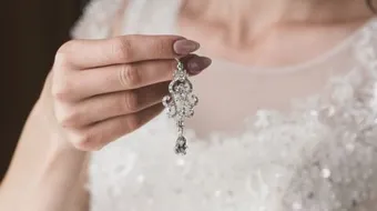 كيف تختارين اكسسوارات حفل زفافك