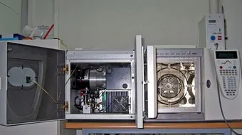 كيف يعمل جهاز مطياف الكتلة