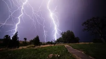 كيف يحدث البرق والرعد