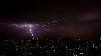 كيف تحدث الصواعق