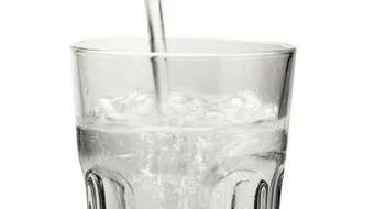 كم لتر من الماء يحتاج الجسم يومياً