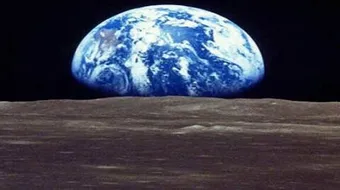 كيف تدور الأرض حول محورها