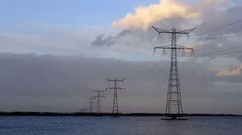 كيف يصنع المولد الكهرباء