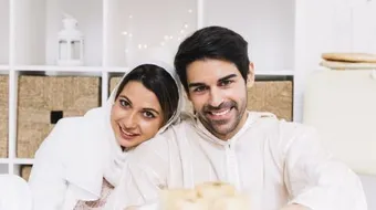 كيف يعامل الزوج زوجته